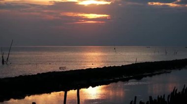 Sahilde güzel bir siluet. Yaz tatilinde alacakaranlık gündoğumu ve gün batımı. Tayland 'da varış yeri mutluluğu.