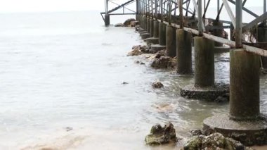 Denizin dalgaları sahil köprüsünün beton sütunlarına çarptı.