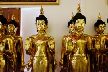 Eski Tayland tapınağındaki Altın Buda heykeli