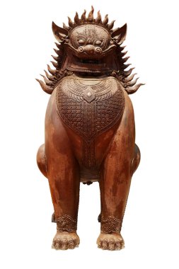 Sanattan dekore edilmiş tahta bir aslan heykeli. Beyaz arka planda, kırpma yolu ile izole edilmiş.