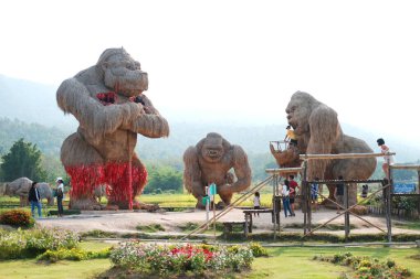 Chiangmai, Tayland - 25 Mayıs 2019: Büyük goril kuklası Huay Tung Tao Barajı 'ndaki yeşil çimlerin üzerinde örülmüş samandan yapılır