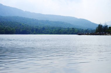 Tayland 'da seyahat için güzel manzara nehirleri ve vadi dağları