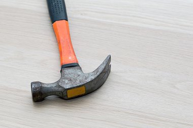 Bir ahşap yüzeye çekiç
