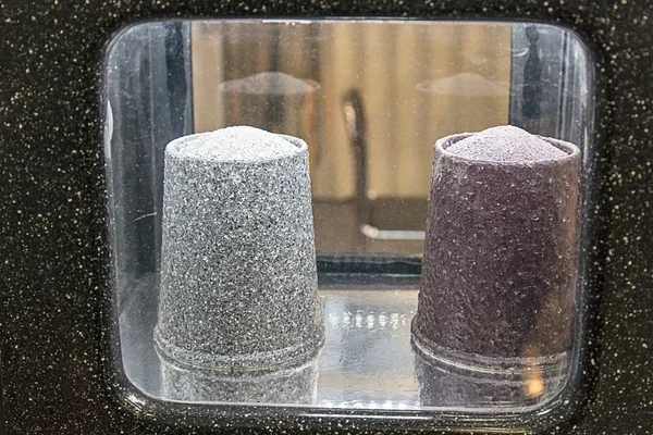 Materiales compuestos para la construcción. Muestras de formas compuestas de colores de chips de granito . Imagen De Stock
