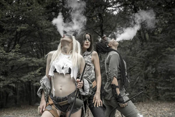 Τρία Κορίτσια Σκισμένα Ρούχα Αποκαλυπτικό Τρόπο Καπνίζουν Ένα Ναργιλέ — Φωτογραφία Αρχείου