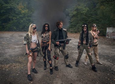 Kıyametten sonra yırtık pırtık elbiseli bir grup genç. Sigara, grunge, zincir, agresif dövüş makyajı.