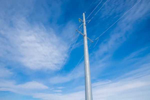 Высокое Напряжение Столба Линии Электропередач Против Голубого Зимнего Неба Мороз — стоковое фото