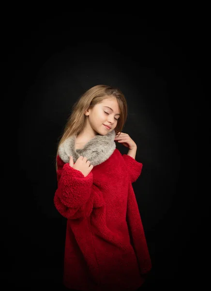 Adolescente Abrigo Piel Roja Estudio Sobre Fondo Negro — Foto de Stock