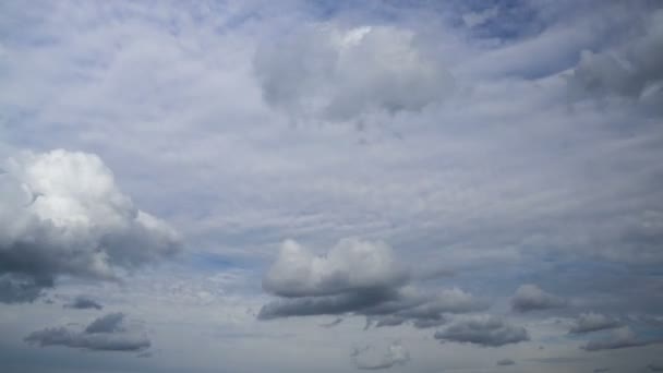 Timelapse Nuvens Movendo Direções Opostas Diferentes Níveis Céu Azul — Vídeo de Stock