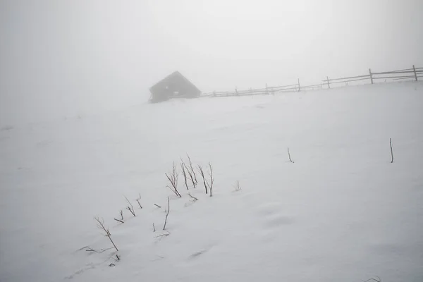 Старый Деревянный Амбар Высоко Горах Зимой Облаках Толстый Туман Выборочный — стоковое фото