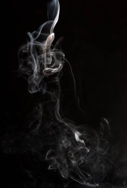 Siyah arkaplandaki dumanların soyut halleri.