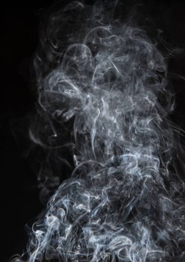 Siyah arkaplandaki dumanların soyut halleri.