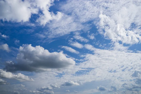 Nubes blancas de verano en el cielo azul. — Foto de Stock