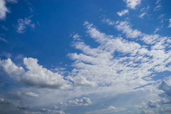 Nyári fehér felhők a kék égen. — Stock Fotó