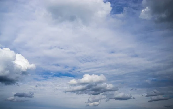 Sommer weiße Wolken am blauen Himmel. — Stockfoto