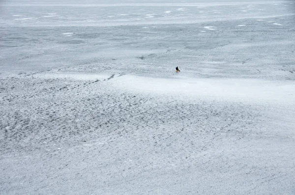 Зимняя Рыбалка Замерзшем Озере Одинокие Рыбаки Льду — стоковое фото