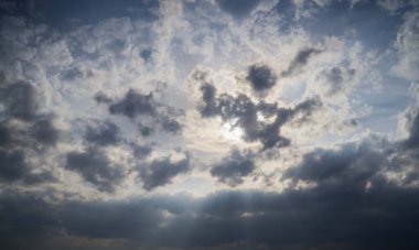 Güneş kara bulutların arasından parlıyor..