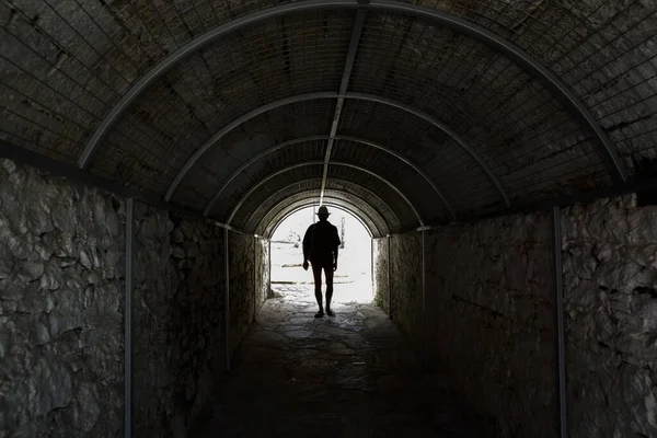 Silhouette Uomo Con Cappello Tunnel Volta — Foto Stock