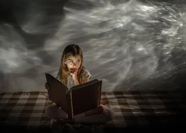 Девушка Читает Книгу Сказок Сон Тайна Фантазия Захватывающее Прошлое Светящийся — стоковое фото