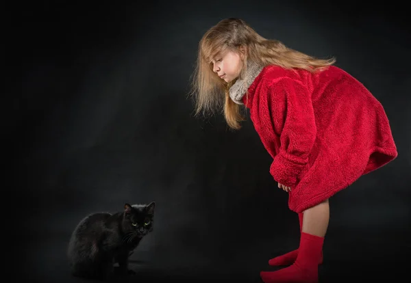 Teenagermädchen Rotem Pelzmantel Studio Auf Schwarzem Hintergrund Mit Schwarzer Katze — Stockfoto