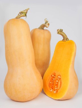 Açık armut şeklinde üç kabak..