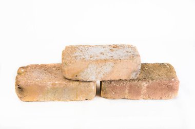 Beyaz arkaplanda izole edilmiş eski antika tuğlalar.