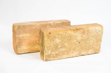 Beyaz arkaplanda izole edilmiş eski antika tuğlalar.