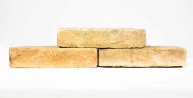 Beyaz arkaplanda izole edilmiş eski antika tuğlalar.