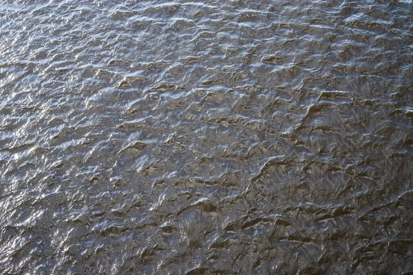 Wasseroberfläche Mit Wellen Und Sonnenlichtreflexen — Stockfoto