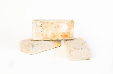 Beyaz arkaplanda izole edilmiş eski antika tuğlalar.