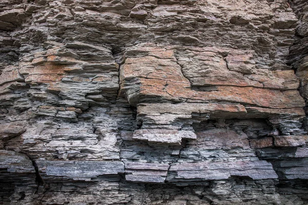 Geologisk klippformation, sten bakgrund.Texturen på en stenig klippa. — Stockfoto