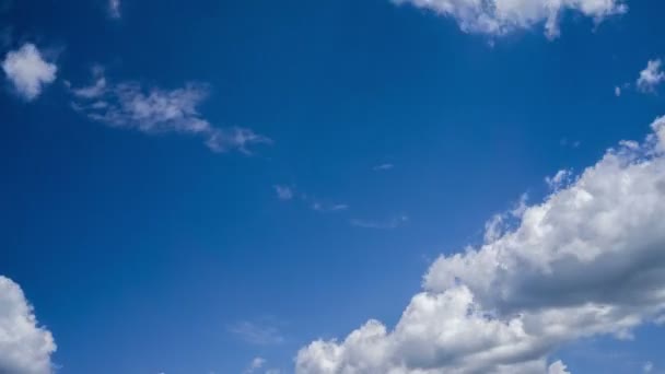 青い空に白い雲の動き — ストック動画