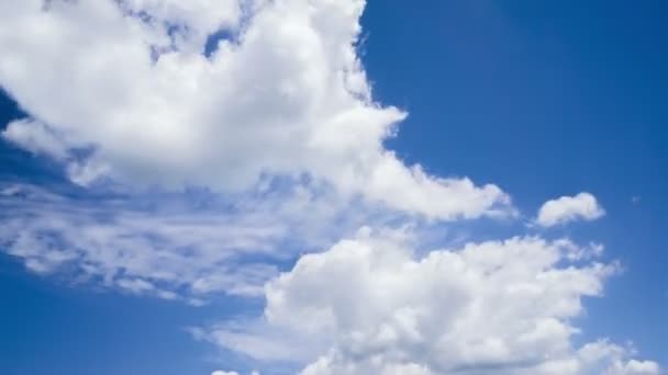 Mouvement Des Nuages Blancs Dans Ciel Bleu — Video