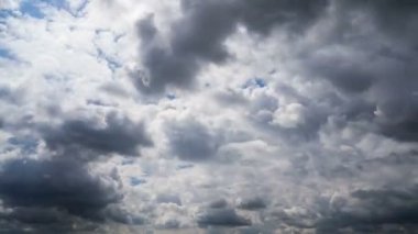 Kara bulutlar gökyüzünde yüksek hızda hareket eder..