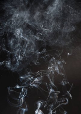 Siyah arkaplandaki dumanların soyut halleri.