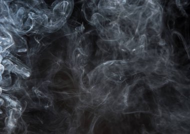 Siyah arkaplandaki dumanların soyut halleri.