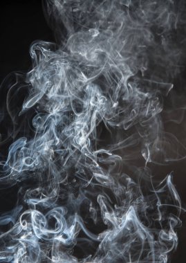 Siyah arkaplandaki dumanların soyut halleri.