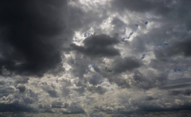 Mavi gökyüzüne karşı kara kümülüs bulutları.