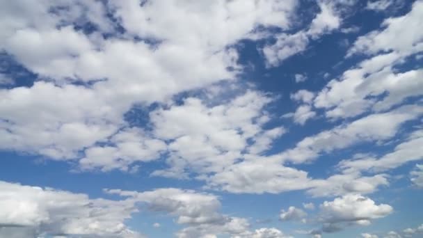 Хмари Кумулуса Блакитному Небі Віддаляються Від Нас Хмари Утворюються Швидко — стокове відео