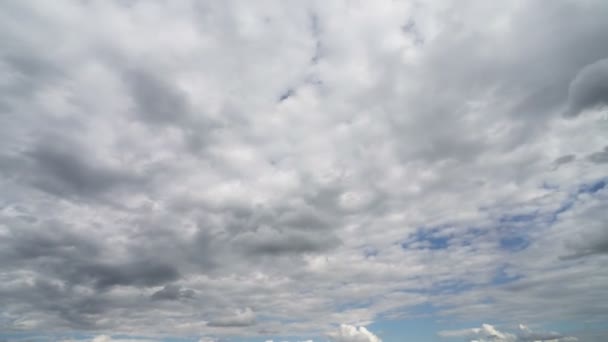Kumulus Felhők Közelednek Felénk Kék Égen Felhők Képződnek Gyorsan Mozognak — Stock videók