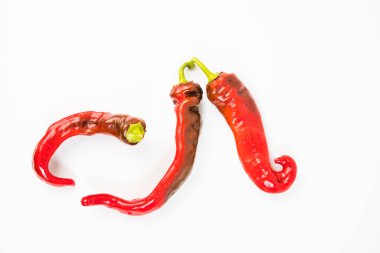 Kırmızı kırmızı biber beyaz arkaplanda izole edilmiş..
