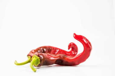 Kırmızı kırmızı biber beyaz arkaplanda izole edilmiş..