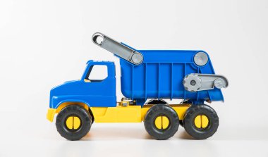 Plastik araba. Oyuncak modeli beyaz arka planda izole edilmiş. Ceset taşıyan sarı-mavi bir kamyonet..