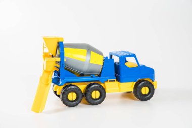 Plastik araba. Oyuncak modeli beyaz arka planda izole edilmiş. Sarı-mavi beton kamyon.