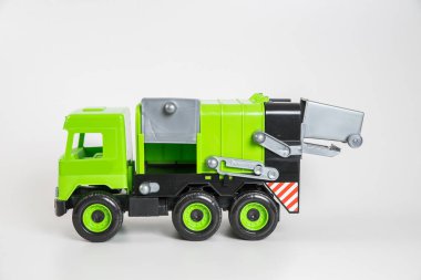 Plastik araba. Oyuncak modeli beyaz arka planda izole edilmiş. Çöp taşımak için yeşil kamyon.