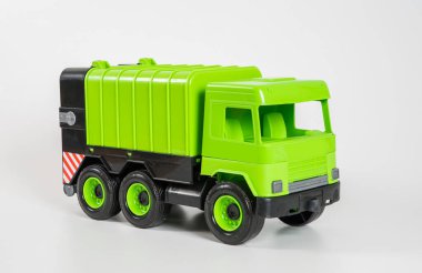 Plastik araba. Oyuncak modeli beyaz arka planda izole edilmiş. Çöp taşımak için yeşil kamyon.
