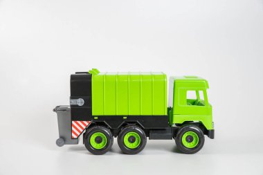 Plastik araba. Oyuncak modeli beyaz arka planda izole edilmiş. Çöp taşımak için yeşil kamyon.