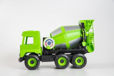 Plastik araba. Oyuncak modeli beyaz arka planda izole edilmiş. Beton taşımak için yeşil kamyon.