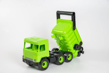 Plastik araba. Oyuncak modeli beyaz arka planda izole edilmiş. Yeşil kamyon.