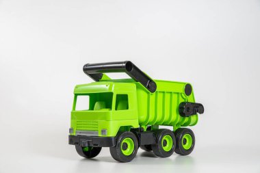 Plastik araba. Oyuncak modeli beyaz arka planda izole edilmiş. Yeşil kamyon.